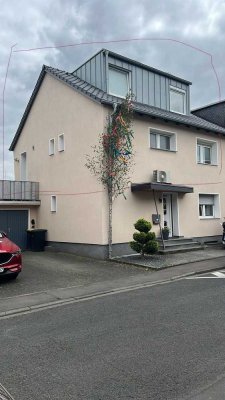 Exklusive 3,5-Raum-Maisonette-Wohnung mit gehobener Innenausstattung mit Balkon und EBK in Frechen