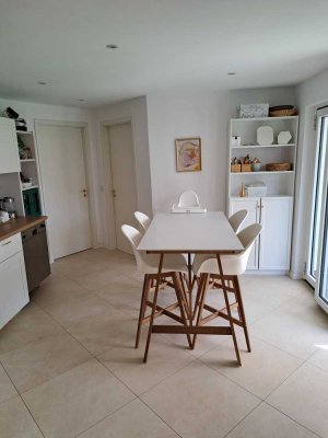 Helle Erdgeschosswohnung mit großer Terrasse in bester Lage