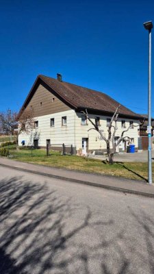 Familientraum mit neuwertiger Einbauküche und großem Garten - 2 Garagen und 5 Stellplätze