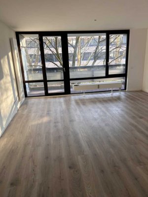 Erstbezug nach Sanierung mit Balkon: Exklusive 3-Zimmer-Wohnung mit geh. Innenausstattung