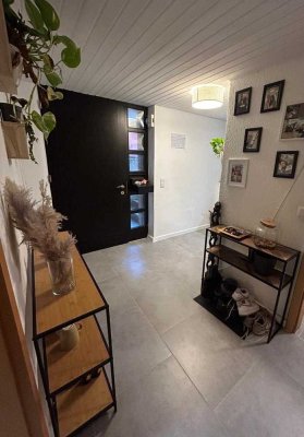 Lichtdurchflutete Souterrain Wohnung mit PKW Stellplatz und separaten Eingang.