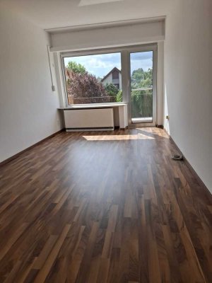 80qm Altbau-Charme: 3 Zimmer, Balkon, Tageslichtbad - Ruhe inklusive