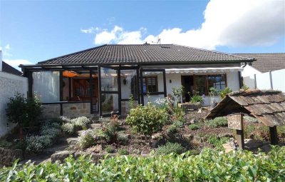 Modernisierter Walmdachbungalow mit Wohlfühlgarantie