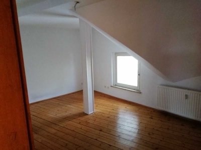 Helle 3 Zimmer Dachgeschosswohnung mit echtem Dielenboden ab 01.10.23 zu vermieten