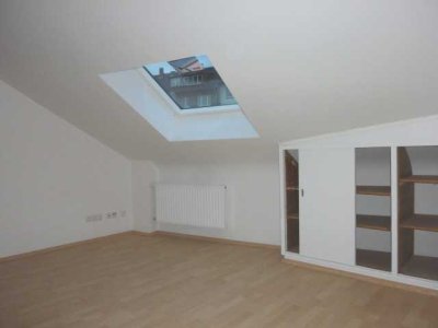 *SCHICKE SINGLE DACHWOHNUNG MIT PFIFF UND CHARME *