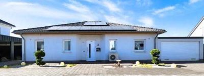 Energieeffizient und alles auf einer Ebene: Neubau-Bungalow mit traumhaftem Fernblick