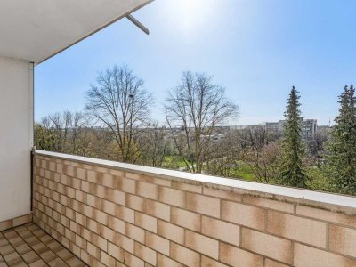 Bogenhausen: Gepflegtes 1-Zimmer-Apartment mit großem Balkon und Weitblick