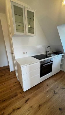 Erstbezug nach Kernsanierung – stilvolle Dachgeschosswohnung mit Einbauküche