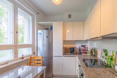 Bezugsfreie renovierte 2-Zimmer-Wohnung mit Balkon und moderner Küche