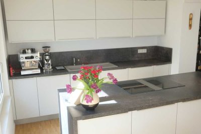 Lichtdurchflutete, möblierte Terrassenwohnung mit eigenem Garten
