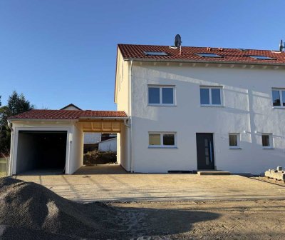 Im Erstbezug: Großzügig und energieeffizient
Doppelhaushälfte
mit wertiger Ausstattung