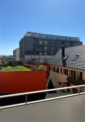 Bergsicht in großzügiger 3,5-Raum Wohnung mit Balkon und EBK