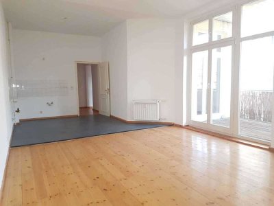 Toller Altbau mit Wohnküche, Dielen und einem Balkon zum Hinterhof!