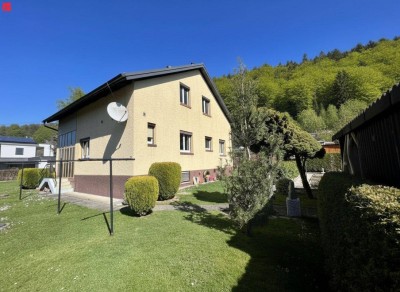 Einfamilienhaus: Großer Garten, Tiefgarage &amp; zwei Carports!