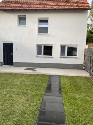 Wunderschön saniertes Haus mit Garten, Terrasse, 3 Parkplätzen & Einbauküche ab sofort