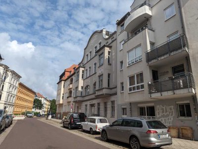 Für Anleger-nett vermietete, gemütliche 2-Raum-Wohnung mit Südbalkon, TG-Stellplatz in Stadtfeld-Ost