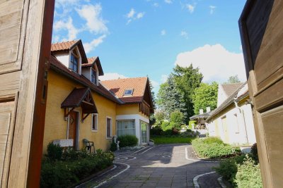 GROSSZÜGIGES WOHNHAUS IM STIL EINES DREISEITHOFES MIT NEBENGEBÄUDE, INNENHOF UND SANIERUNGSBEDÜRFTIGEM POOL - WALDVIERTEL
