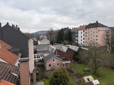 Helle 4 Zimmer Dachgeschosswohnung mit Balkon!