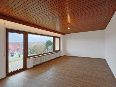 Frisch renovierte 3-Zimmer-Wohnung mit großer Sonnenterrasse, hochwertiger Ausstattung und Weitblick