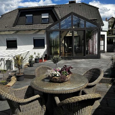 ATTRAKTIVES HAUS UNTERHALB DES KLINIKUMS ZU VERKAUFEN