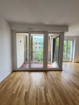 Lichtdurchflutete 2-Raum-Wohnung im Zentrum: Einbauküche und Balkon