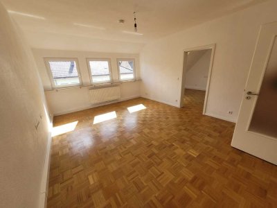 Schöne 3-Raum-Dachgeschosswohnung mit Balkon und EBK, Erstbezug nach Sanierung