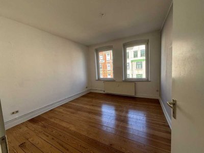 2-Zimmer-Altbautraum mit Balkon und Dielenboden am Kieler Südfriedhof!