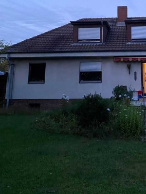 Sonnige 2,5-Zimmer-DG-Wohnung im Zweifamilienhaus mit Gartennutzung in Berlin- Lichtenrade