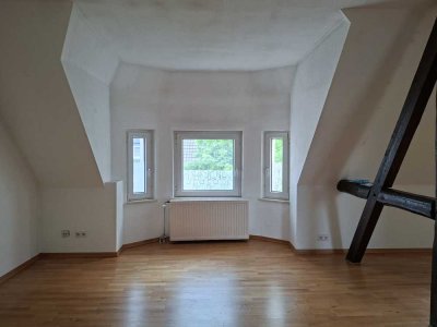 Krefeld: Großzügige 2-Zimmeraltbauwohnung, kleine Dachterrasse!