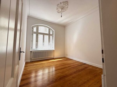 Traumhafte Altbauwohnung mit Stuckdecken – hell und qualitätssaniert, in zentraler und ruhiger Lage