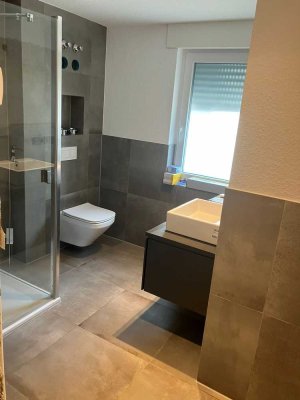 Erstbezug nach Sanierung: freundliche 2-Zimmer-Wohnung mit EBK und Balkon in Bergisch