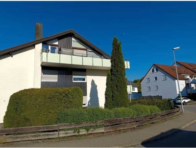 Dachgeschosswohnung in Ortsrandlage, großer Balkon und hohe  Decken