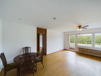 Einmaliger Panoramablick: Helle
2-Zimmer-Wohnung mit Loggia und Stellplatz ab sofort zur Miete frei
