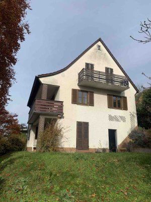 Liebhaber-EFH mit ELW, charmantem Garten und Garage in begehrter Hang- und Aussichtslage