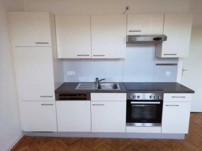 LEND: Heller 2 ZIMMER-Altbau + ruhiger Balkon + extra Wohnküche möbliert + neuwertige Sanitäranlagen
