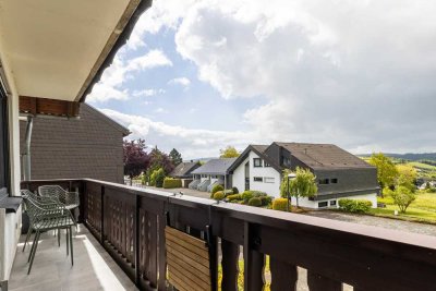 Stilvoll sanierte Etagenwohnung mit Balkon und Fernblick ins Grüne