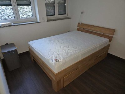Stilvolle, neuwertige 2-Zimmer-Souterrain-Wohnung mit Balkon und Einbauküche in Kranzberg