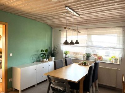 Helle 2,5-Zimmer-DG-Wohnung mit Balkon und EBK in Bad Urach-Hengen