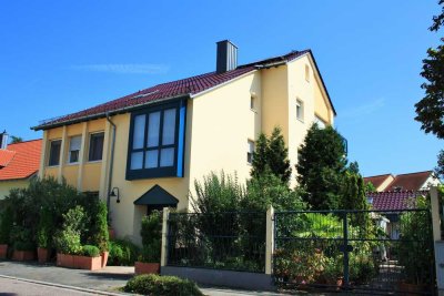 Großzügige 2,5-Zimmer-Wohnung mit Dachgarten & Wintergarten, Garage & Stellplatz