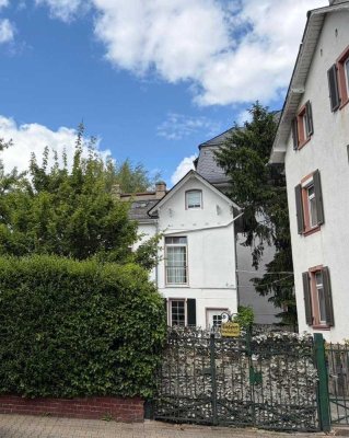 Charmante 3-Zimmer-Maisonettewohnung mit Hauscharakter in Frankfurt-Eschersheim