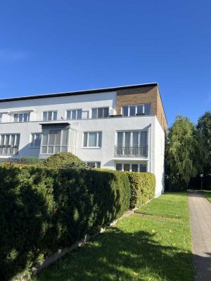 Freundliche, lichtdurchflutete, gut geschnittene 2-Raum Wohnung im Staffelgeschoss