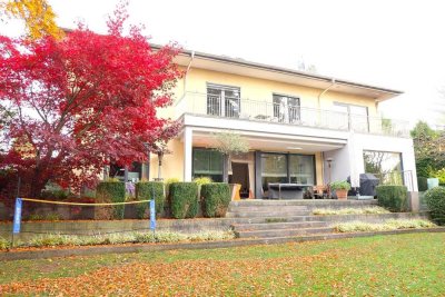 Kronberg! Traumhafte Villa in bester Lage mit Wellness- plus Au-pair Bereich und vielem mehr.