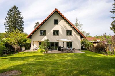 Für Familien & Generationen: Großzügiges Zweifamilienhaus mit Gartenidylle in Eggersdorf