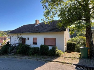 Von Privat: Zweifamilienhaus in Wald-Michelbach mit großer Ausbaureserve in Süd-West-Ausrichtung