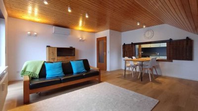 Klimatisierte 2,5-Zi.-DG-Whg. mit Südwestbalkon & eigenem Gartenanteil – voll möbliert!