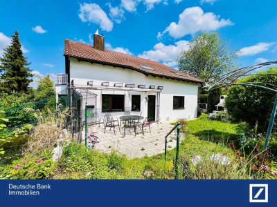 Zweifamilienhaus in toller Lage mit Gartenidyll und Doppelgarage,