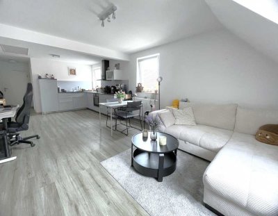 Tolle Single-Wohnung! Attraktive und helle 2 Zimmer-Dachgeschosswhg. in zentrumsnaher Lage