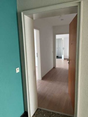 Schöne, renovierte 2-Zimmer-Wohnung mit kleiner Loggia zentral in Giesenkirchen