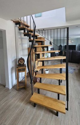 Helle Maisonette-Wohnung mit großem Balkon, Kamin und ebenerdiger Dusche