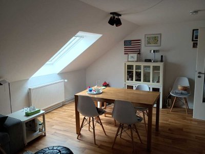 Moderne Dachgeschosswohnung mit 3 Zimmern im grünen Mittelfeld